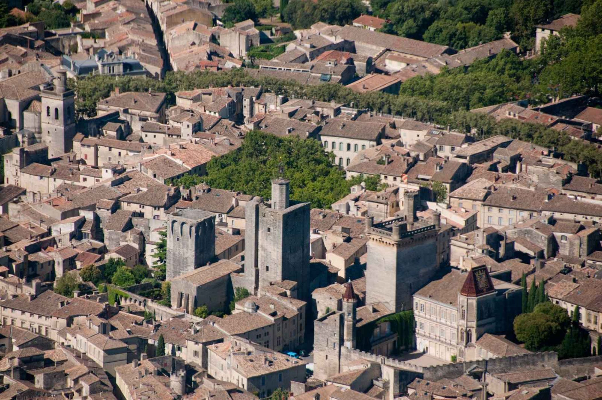 uzes-aerien.jpg -