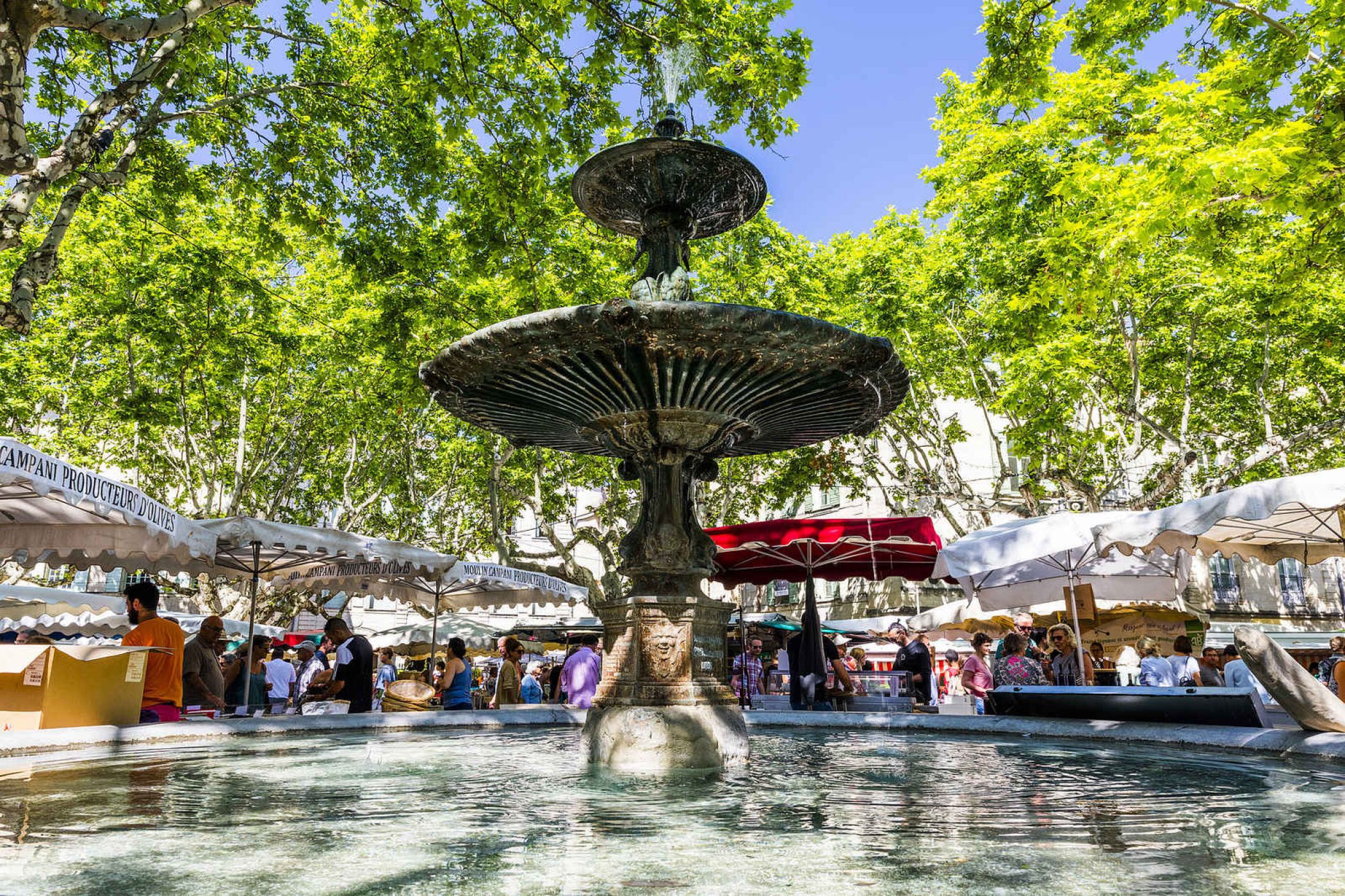 uzes-marche-fontaine.jpg -